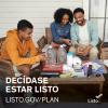 Un grupo de amigos construye un kit de suministros de emergencia. El texto dice Decídase estar Listo listo.gov/plan